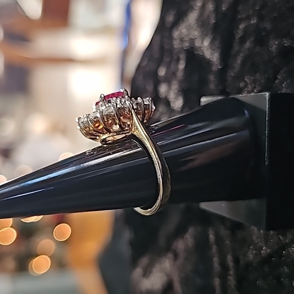 GORGEOUS Goldtone Ring size 8 - Picture 3 of 5